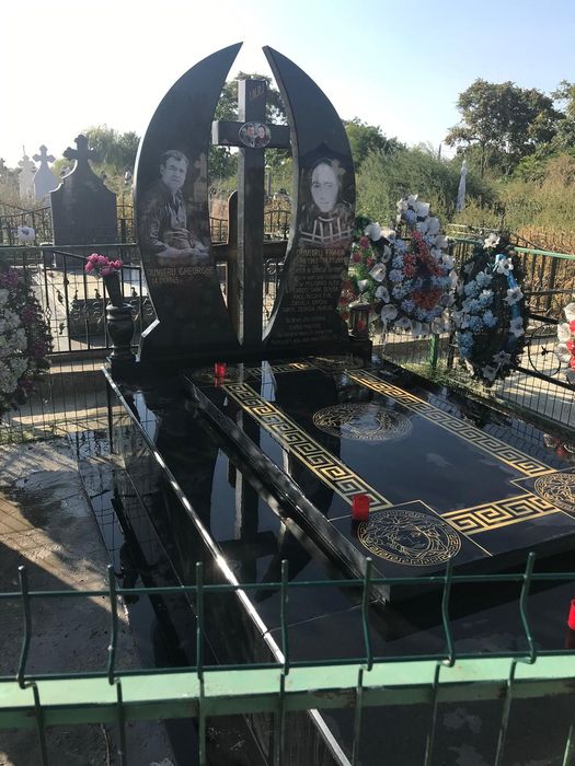 Monumente Funerare