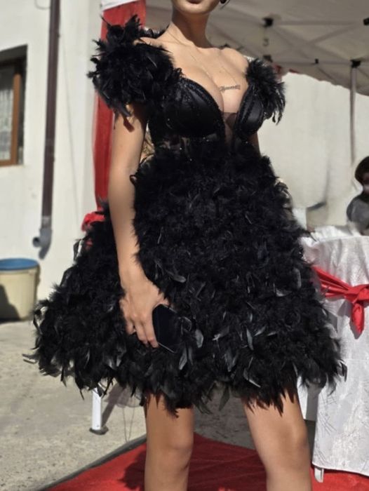 черна рокля с пера шита по поръчки в отлично състояние е S razmer stava i za M със връзки е лигарира се