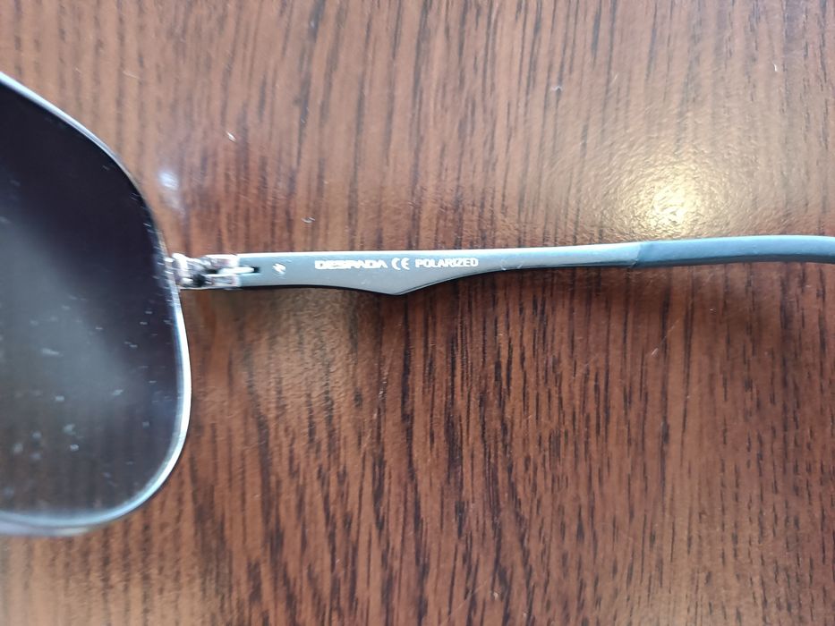 Продавам слънчеви очила.