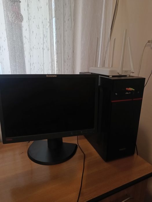 Vând calculator de birou plus monitor