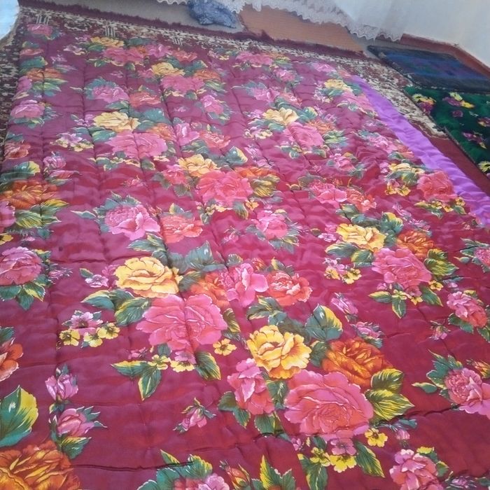 Қолдан көктеп тігілген көрпелер сатылады