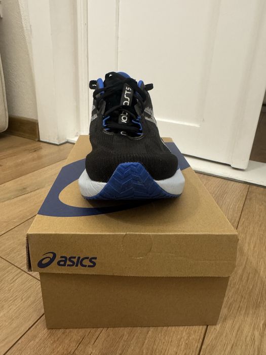 Vând Asics Novablast 5