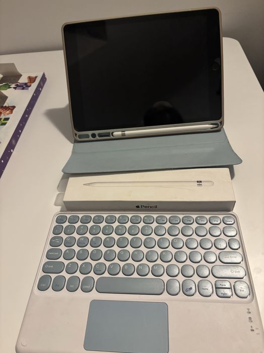 Ipad generatia a 8 a, 32 gb, tastatura, apple pen