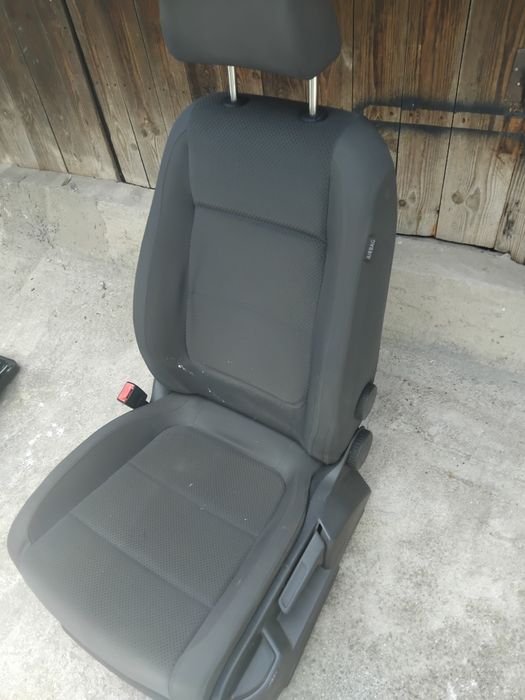 Продавам предна лява седалка за vw