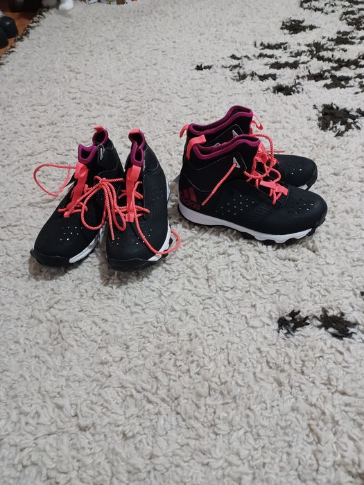 Adidasi si ghete Adidas.