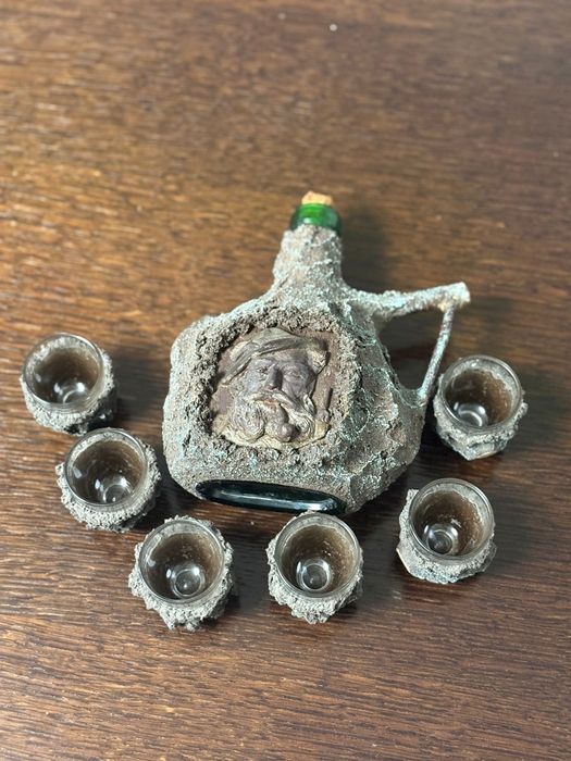 Vand set rustic cu pahare