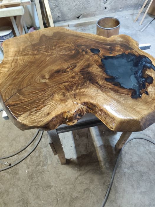 Плот за маса от корен на орех и смола