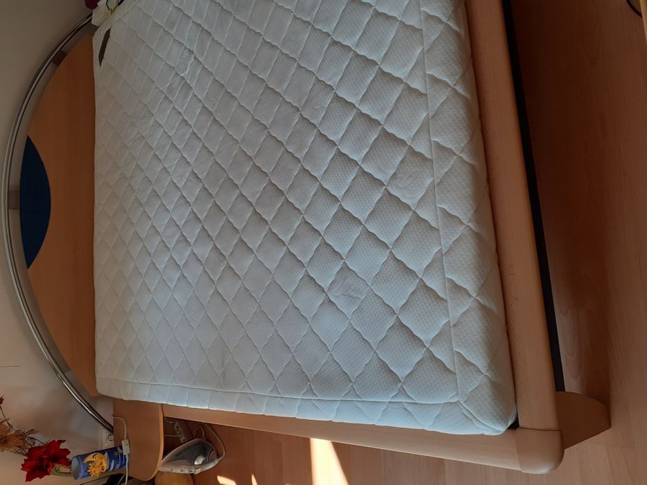 Спалня с матрак, подматрачна рамка и калъф за матрака