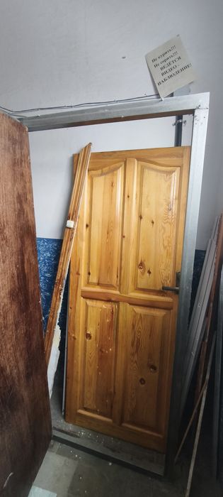 Железная и деревянные двери