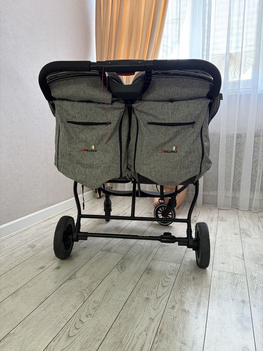 Двухместная коляска