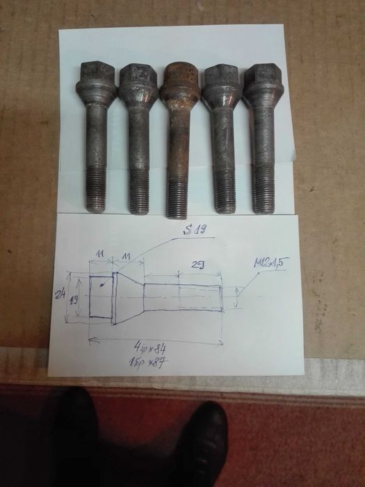 Продавам  болтове за джанти и секретни Гайки