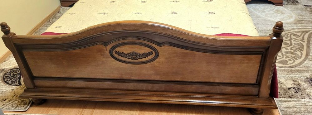 Pat dormitor din lemn masiv plus saltea si 2 noptiere