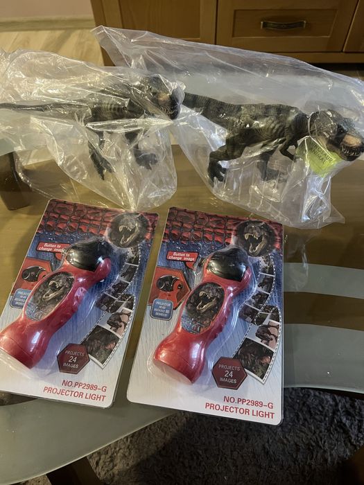 2 диназавъра и 2 фенерчета с динозаври -40 лева