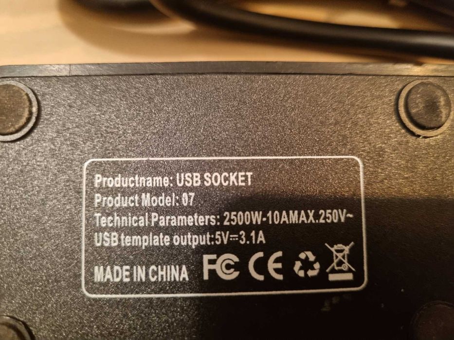 Priză multiplu cu 2 ieșiri și 4 porturi USB