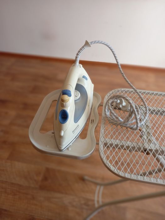 Гладильная доска с утюгом