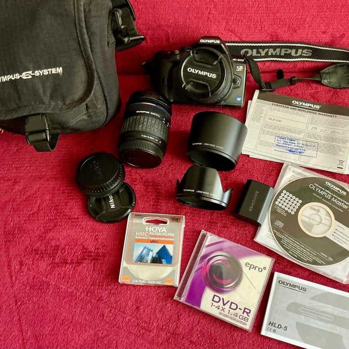 Продавам фотоапарат OLYMPUS 620 E с два обектива