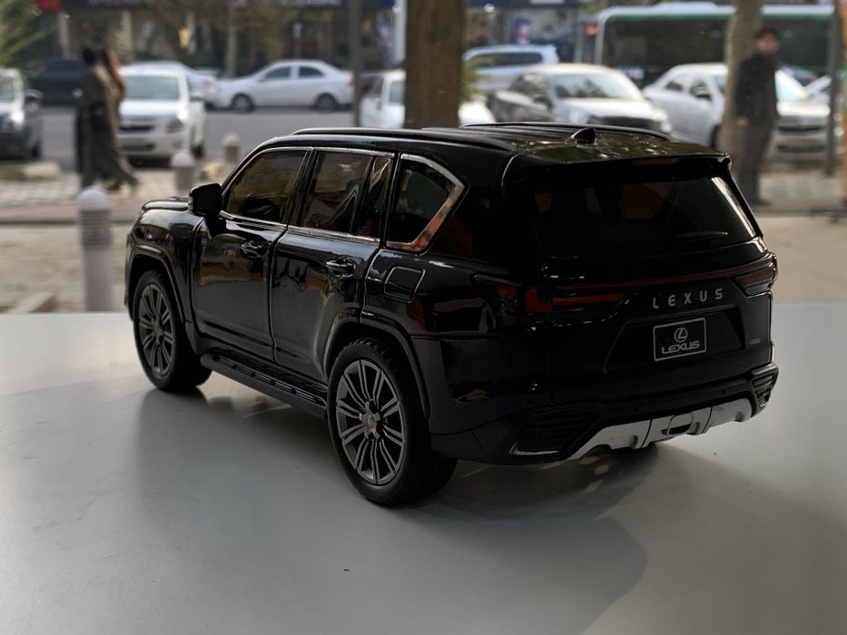 Modelka Lexus LX 600 1:24