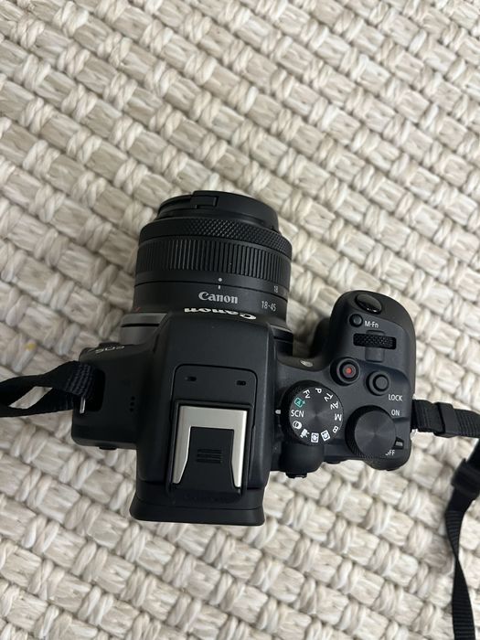Se  vinde Canon EOS R10