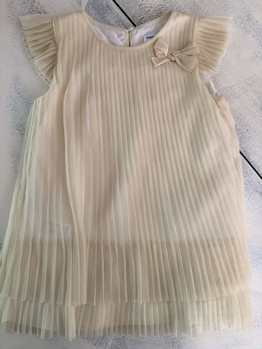 Детска рокля Mayoral с плисиран ефект и панделка