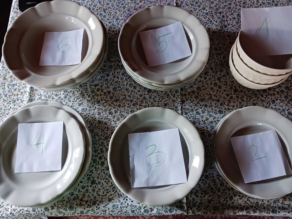 Продавам старинни порцеланови чинии и купи.