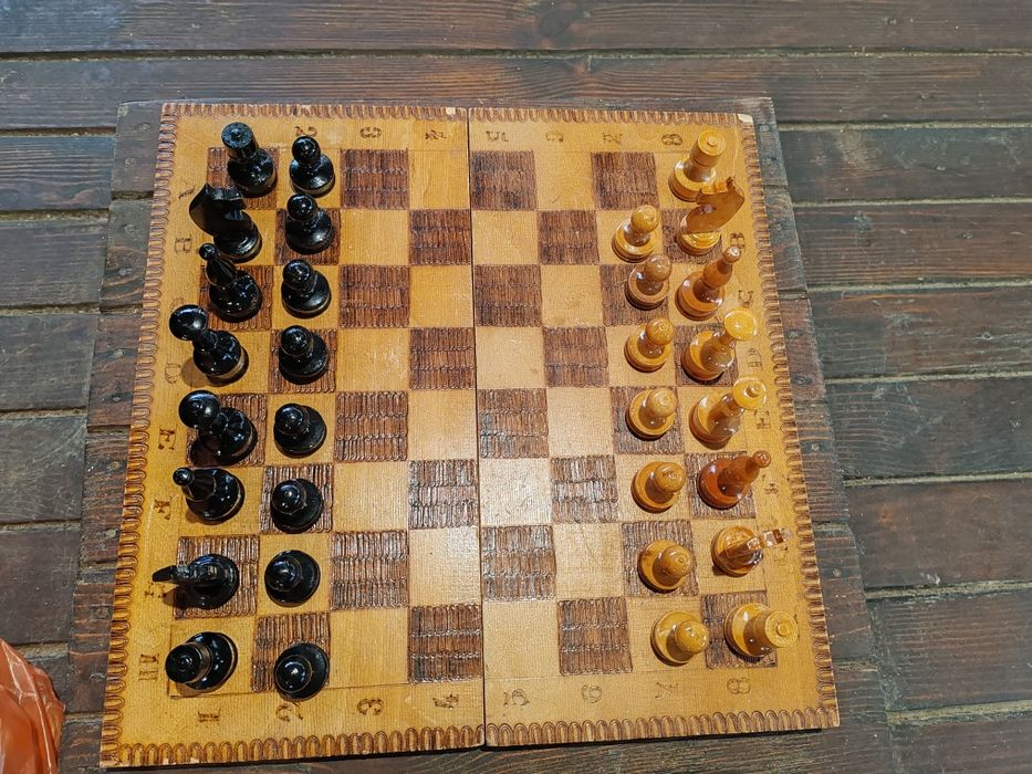 Дървен шах ,2 комплекта фигури,липси