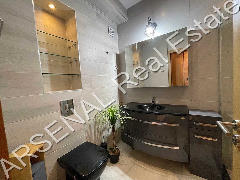 Дава се под наем Тристаен апартамент в София, Изток - 146 кв.м за 1500 € - Снимка #12