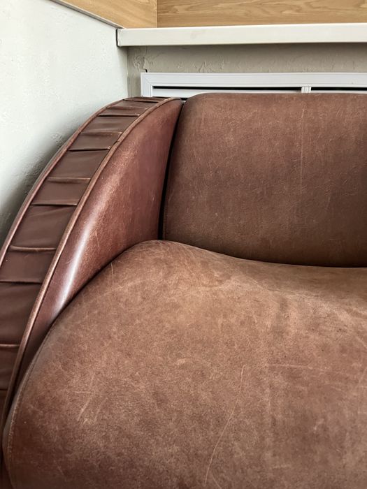 Большие коричневые кресла