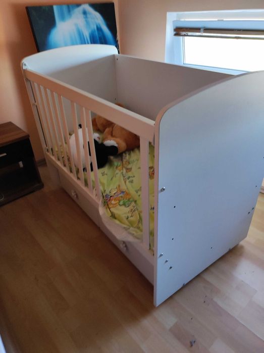 Бебешка кошара с люлеещ се механизъм