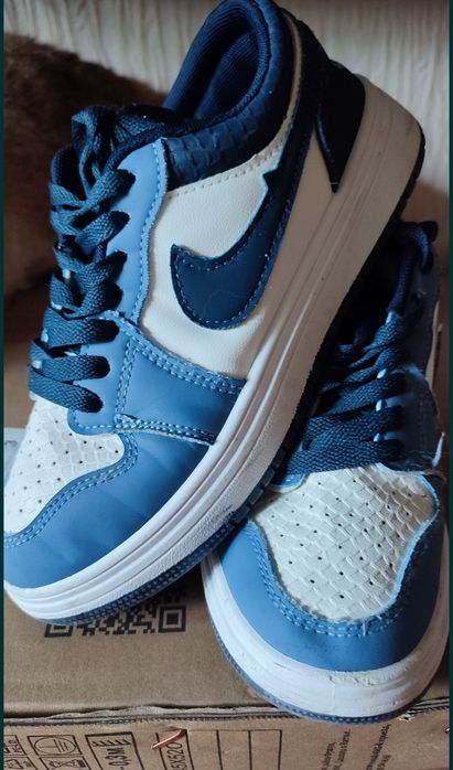 Продам кроссовки на мальчика.