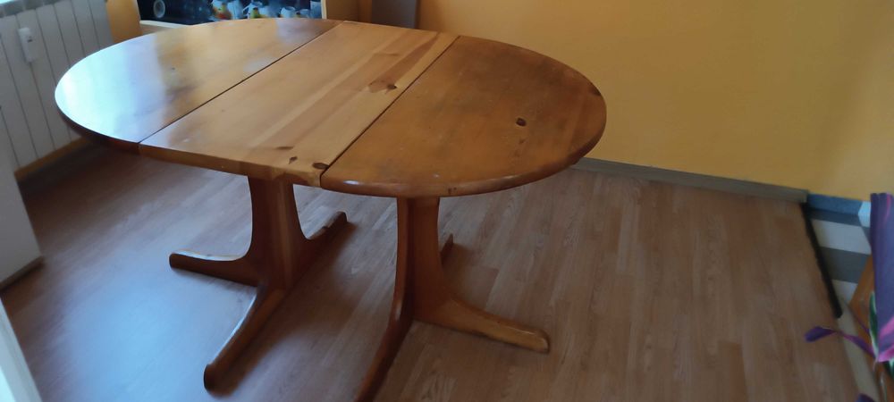 Дървена разтегателна маса + 4 стола