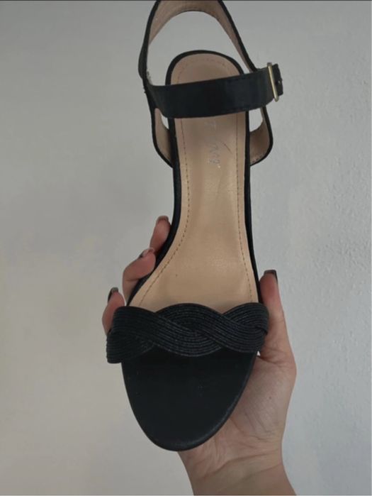 Sandale negre cu toc