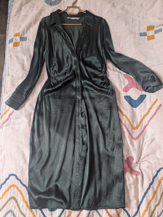 Платье Zara атласное, темно зеленое
