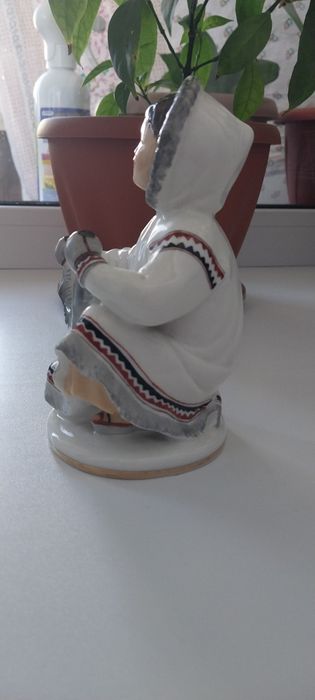 Фарфоровая статуэтка