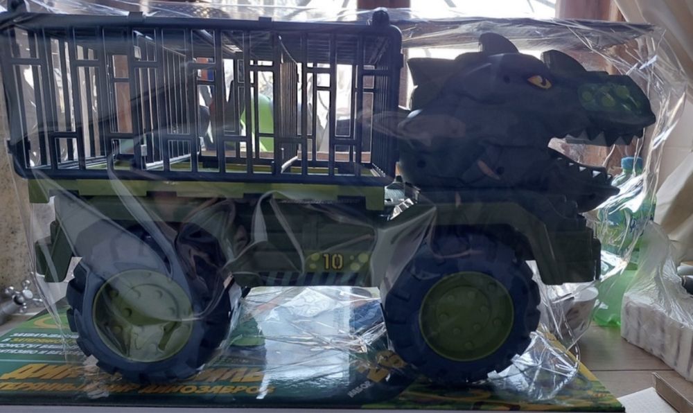 Игровой набор с динозаврами