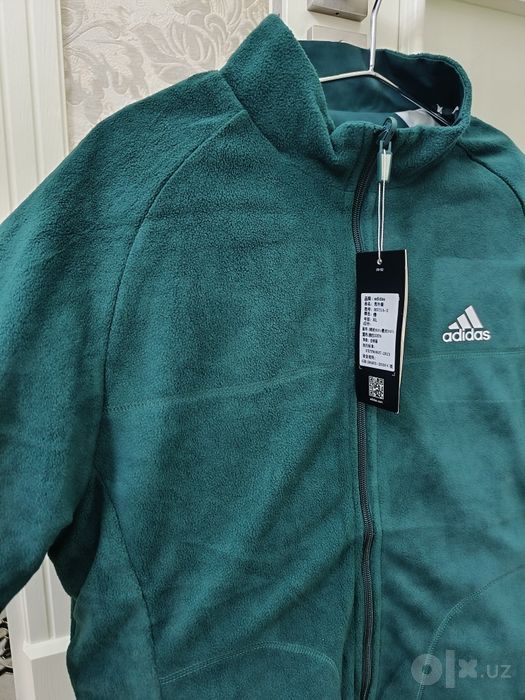 Adidas brendidagi sportifka