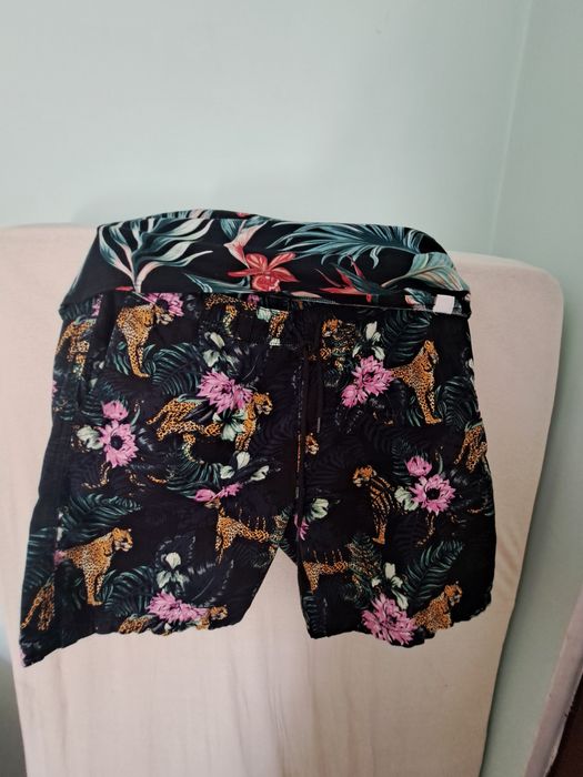 Compleu pantalon scurt si un tricou