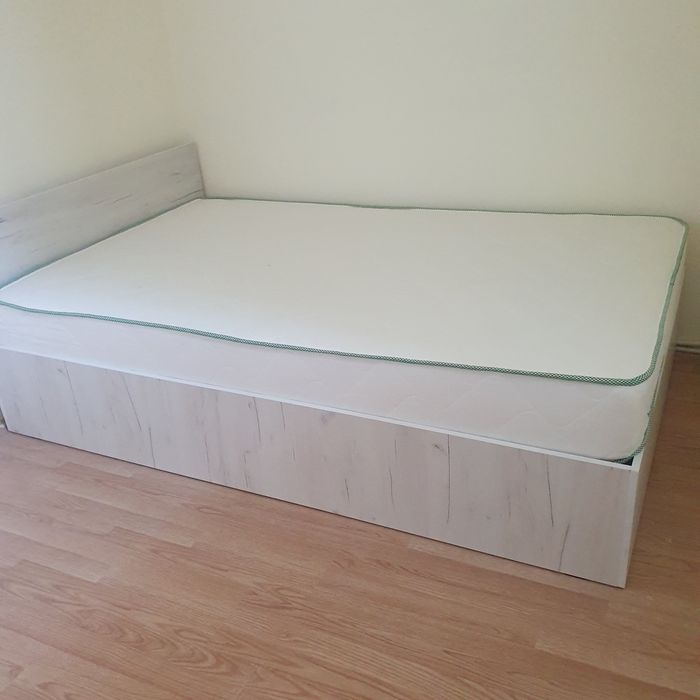 Apartament cu 3 camere + boxa la subsol de vânzare