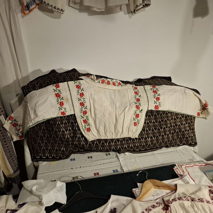 Ie veche, cămașă țărănească,