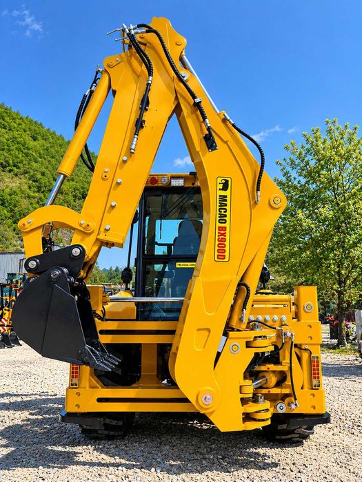 Buldoexcavator 9tone 4x4 cu brat telescopic