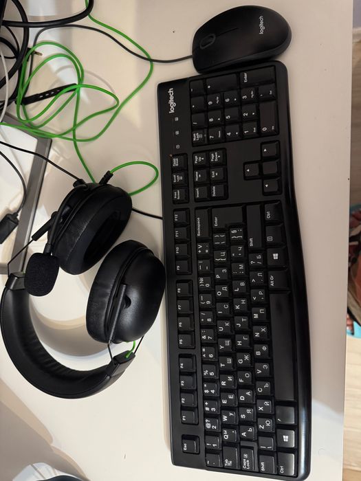 Настолен компютър + Dell монитор + Logitech комплект + Razer слушалки