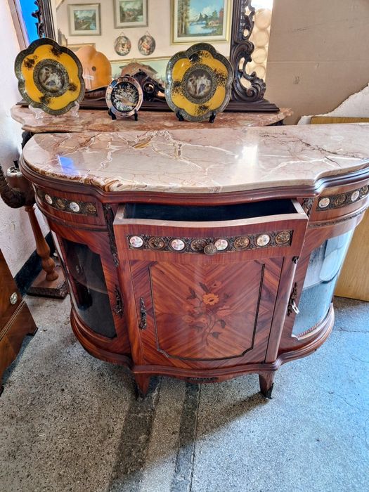 Бароково витринно шкафче