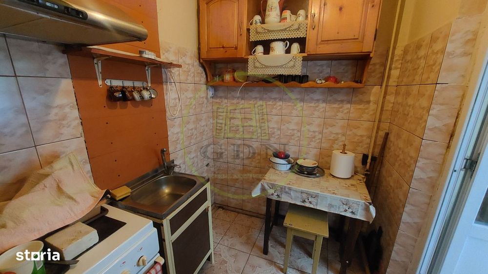 Apartament doua camere semidecomandat, parter, Craiovita zona Scoala 3