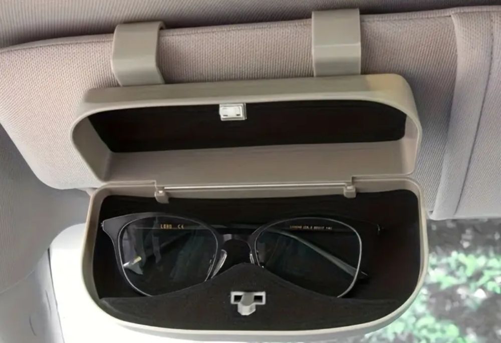 Держатель очков в автомобиль.