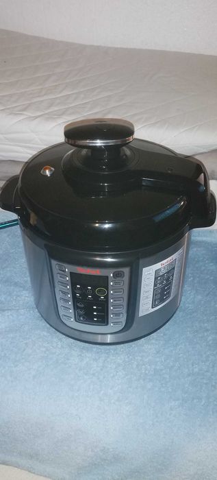 Продавам Мултикук TefalCY505EE0,в гаранция 22 месеца. . Цена 60 евро.