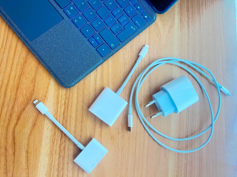 iPad 9th (2021) 64 GB + Калъф и клавиатура + Видео и USB адаптери