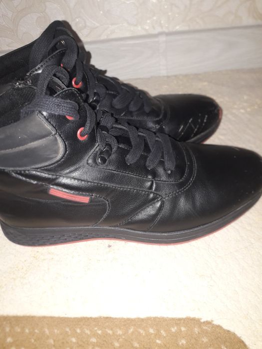 Продам демисизонную обувь.