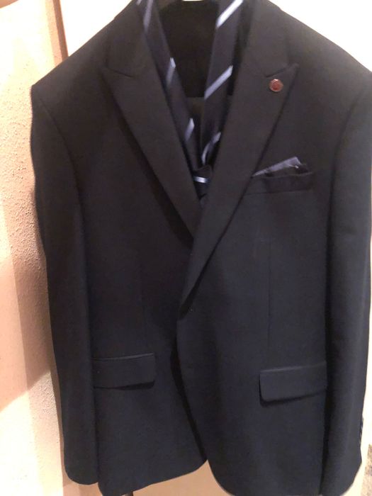 Официален костюм