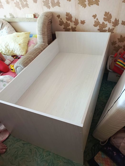 Детская кровать с бортиками