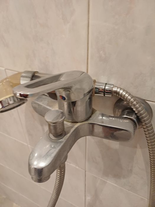 Два броя смесители за баня