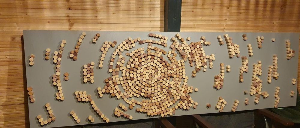 Tablou decorativ handmade din aproximativ 900 de dopuri de vin, 200 × 60 cm